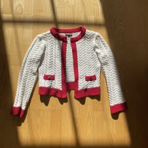 Vår kofta - Säljer en jätte söt kofta/jacka från river island. Det är lite oklart vad storleken är men det står 12. Köparen står för frakt💓