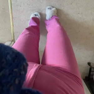 Snygga rosa jeans från h&m strl 36. Knappt använda! Frakt tillkommer 🫶🏼
