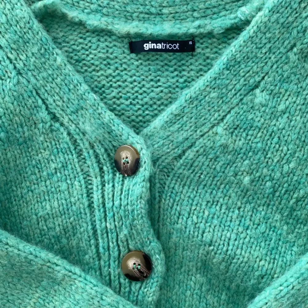 Sjukt fin och skön tröja!  Jag säljer för att den inte har kommit till användning.❤️ Den är XS men jag skulle mer säga att det är S eftersom den passar mig perfekt som är 165cm och ofta har S. Tröjor & Koftor.
