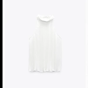 Topp - Säljer denna fina topp från Zara med en öppen rygg! Använt den 1 gång men fick en lika dan i en mindre storlek som passar bättre! Köparen står för frakt