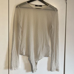 Vit tröja med stjärnor - Meshtröja med stjärnor