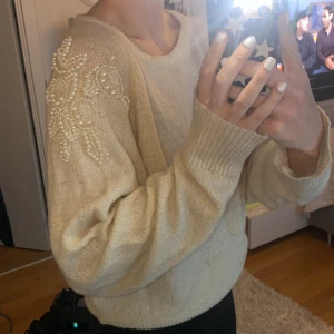Stickad tröja med pärlor💕 - 💕💕