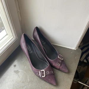 Kitten heels - Spetsiga klackskor som tyvärr är för små o som aldrig kunnat användas. Köpta second hand. Skit snygga till jeans! 