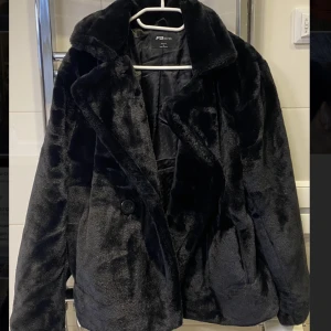 Fluffig jacka - Säljer min fina fluffiga jacka aldrig använd. Storlek L