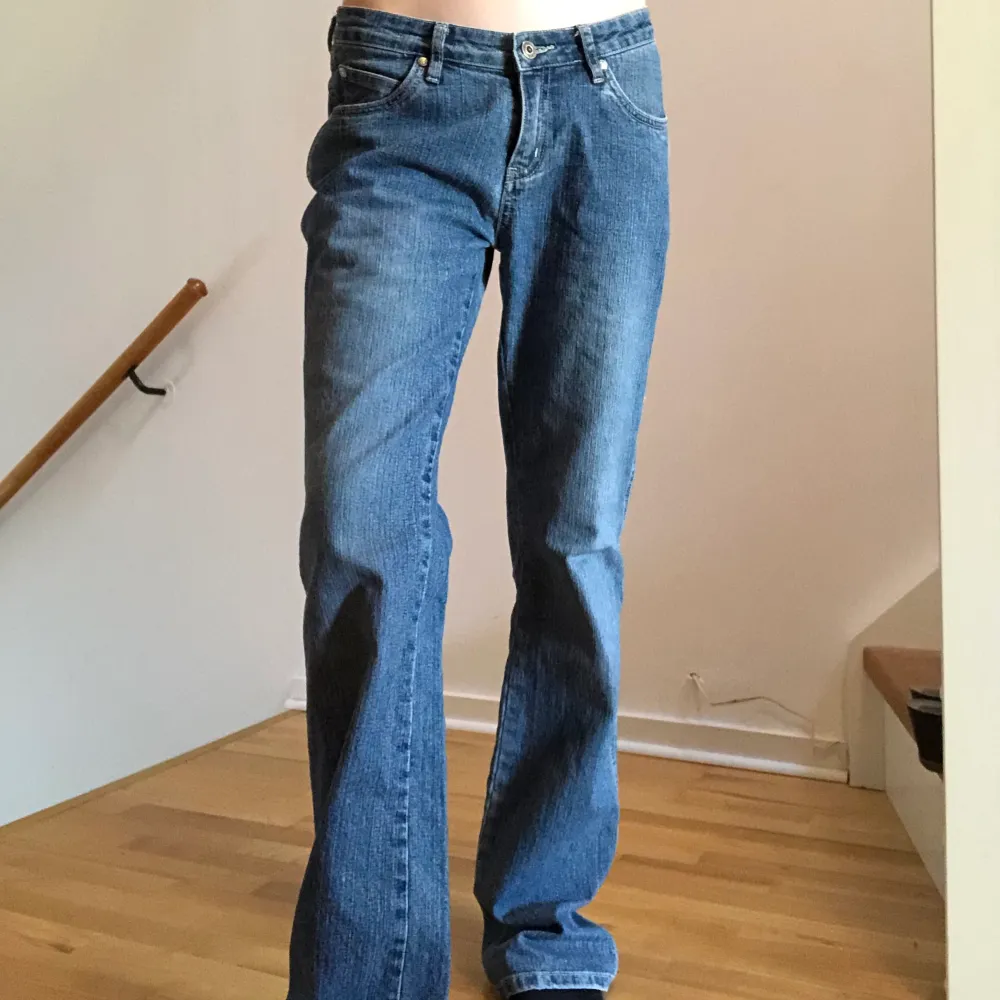 Snyggaste lågmidjde jeansen i en rak/bootcut-modell. Innerbenslängd: 79cm. Grenen: 21 cm. Omkrets i midjan: 79 cm.❤️‍🩹❤️‍🩹. Jeans & Byxor.