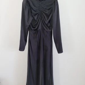 Kenza klänning för Gina tricot - Den här klänningen hade Kenza på sig 2020, superfin! Har använt den 2 gg perfekt för nyår eller julfesten!  Superskön på! Två knappar i nacken och en öppning mellan brösten. Nypris 699:-