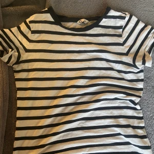 Randig T-shirt  - En vanlig skön randig t-shirt från cubus. Använd fåtal gånger i fint skick. 50kr inkl frakt.