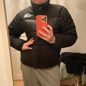 the north face jacka - en north face puffer jacka i storlek L jag tyvärr inte har till användning längre :( är i nyskick och är knappt använd, bara någon enstaka gång förra vintern, går att pruta vid snabb affär 🫶