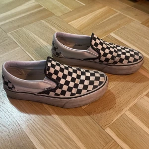 Rutiga Vans platå - Ett par rutiga slip-in Vans med platå. Använda, men hela. Skickar bild på slitningar om så önskas. 