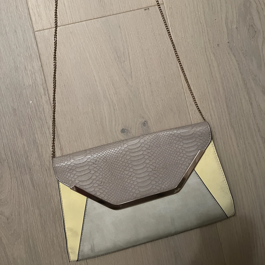 BEIGE/GUL KUVERTVÄSKA 💛 - 91