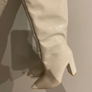 Boots - Säljer mina vita/beiga knähöga boots i storlek 37! Endast använd ett fåtal gånger så i nyskick 💛 buda från 300 exklusive frakt 