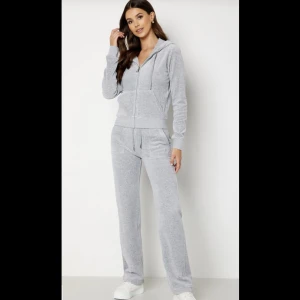 Juicy couture - Denna dress från Juicy Couture i strl S. M på tröjan men den är som en S. Jag har ingen användning för den därför säljer jag hela dressen för 1000. Tröja och byxan. 