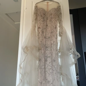 Klänning  - Mycket fin klänning . Man kan ha den på bröllop, bal eller vad man vill.