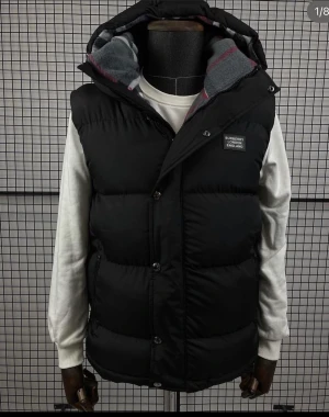 Burberry väst - Västar från Burberry för herr · Burberry TB cape med monogram. Ny säsong · Burberry ärmlös rock i gabardin. Burberry · Burberry vändbar puffväst. Conscious.
