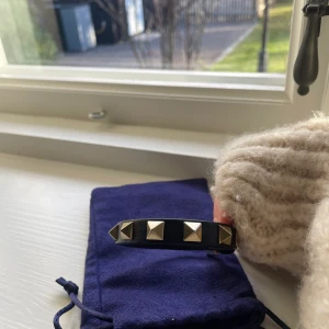 Valentino Armband - Säljer mitt coola, svarta valentinoarmband som är i nyskick!😇Såklart äkta! 🥰 Nypris: 2800 kr