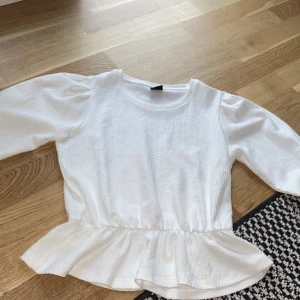 Vit blus  - Vit blus med detaljer på armarna storlek s