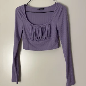 Topp - Kort topp från SHEIN med detaljer över bysten.