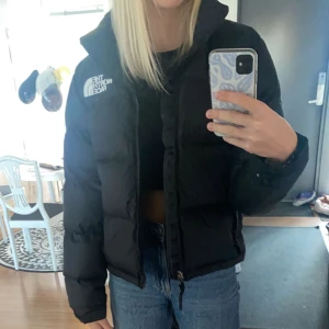 North face puffer - Så gott som ny! Säljer pga att den är för kort både i längd och i ärmarna då jag är 174. Säljer så jag kan köpa en ny i större storlek. Enbart använd några fåtal gånger :) (köpare står för frakt)