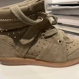 Sneakers  - I nyskick knappt använda för små för mig ! Inga fläckar 