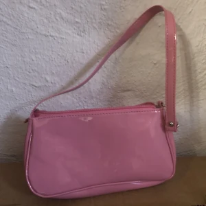 Handväska - Rosa handväska med glansig finish. Använd endast en gång