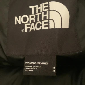 north face jacka  - Jackan är helt ny köpte den för en månad sen på north face hemsidan för 4,500kr. Jag säljer den eftersom jag insåg att den inte passar mig efter jag köpt den och nu går det inte att skicka tillbaka den. 