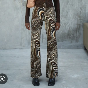 Mönstrade byxor - Supersnygga byxor från motel rocks som inte kommit till användning. Är använda en gång så är typ i nyskick. Kan kolla mer exakta mått vid intresse. Nypris ca.500