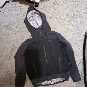 Arcteryx jacka  - Fint skick kan mötas up och frakta den