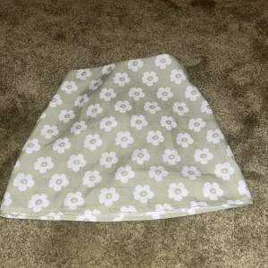 Fin kjol från shein - Fint skick nästan oanvänt ! Säljer billigt då det är shein! Hör av er för mer info!❤️ väldigt fin grön färg btw❤️