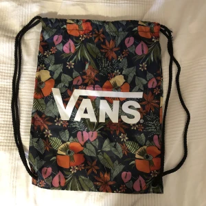 Väska  - Säljer pga att den nästan aldrig kommit till användning. Väldigt bra skick!