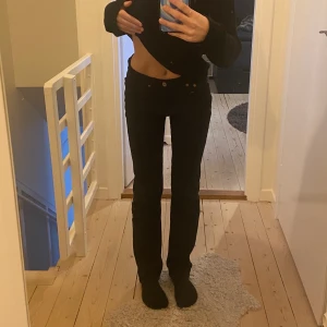 Levis 501 - Köpta second hand och använda en gång av mig men skulle säga att de är som nya! Står ingen storlek men jag gissar på 23/30, dem passar på mig som är 160 och brukar ha xs :)