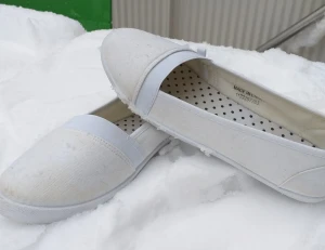 Vita sommar/vår skor - Super sköna skor passar perfekt för en varm sommar dag eller en normal dag i april. Skorna var en present från släkten men han aldrig att använda dom då dom blev försmå. 