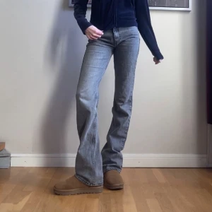 Jeans - Säljer nu mina så fina gråa jenas, de är i bra skick och om ni har nån mer fråga är det bara att höra av sig💓