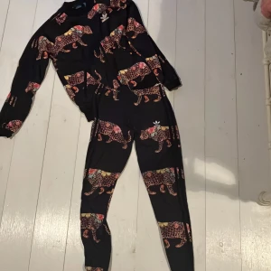 Unikt adidastracksuit  - Tights och jacka 36 i båda 