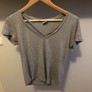 Grå T-shirt - Grå T-shirt i storlek S, från Gina Tricot. Gott skick, bara använd ett fåtal gånger. Hör av dig om du har fler frågor🫶🏼