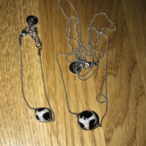 Halsband och armband från Edblad  - Ett halsband och armband från märket Edblad. Gjort av stål så tappar inte färgen vid användning. Sparsamt använt. 