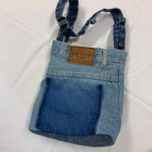 Unik handväska som är gjord av ett par jeans.  Vid intresse kontakta oss via Instagram @nyttosnyggt.uf Frakt ingår🫶