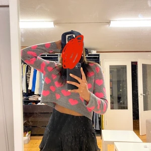 Tröja me hjärtan - Gullig tröja med hjärtan 