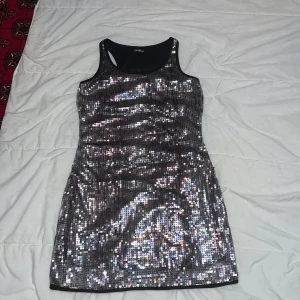 Kläning/ spets topp /jumpsuit  - 1 Glitter klänning storlek S (36)  2 svart spets Topp storlek XS (34)  3 randig blå jumpsuit för 12-13 år 