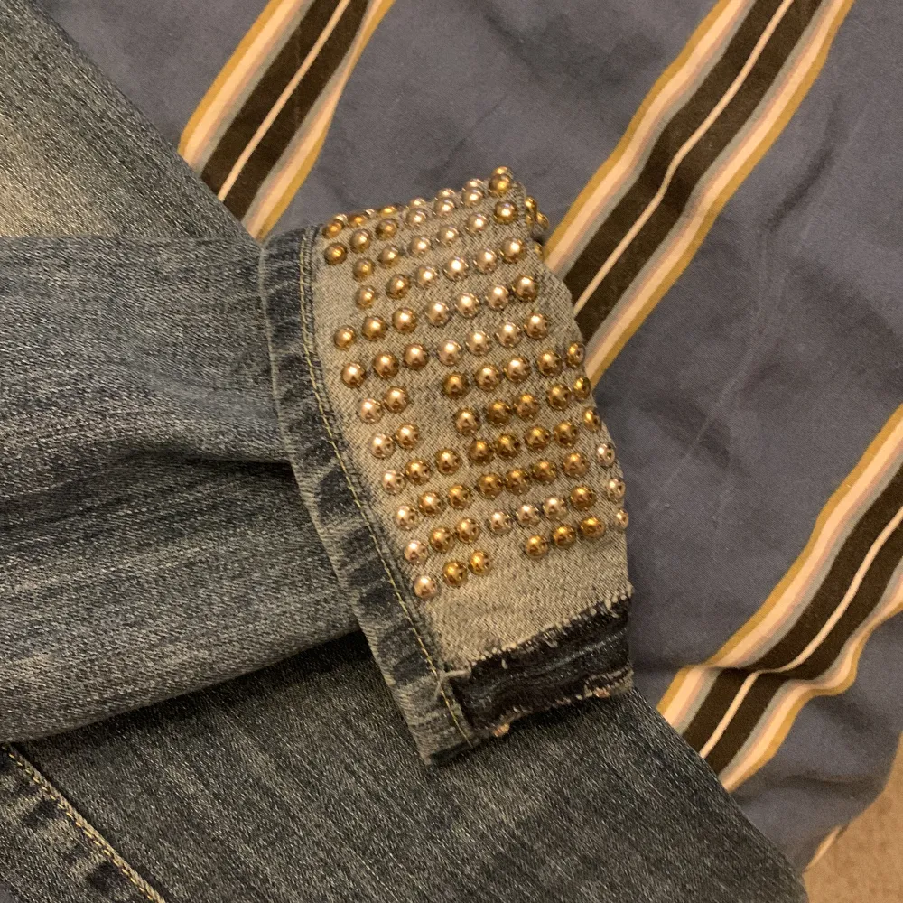 Fina lågmidjade jeans från MET 💙finns parljetter på slutet av jeansen men bara på insidan men går att inte visa det 🫶🏼storlek:30. Jeans & Byxor.