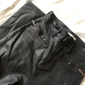High-waisted fake leather pants (skinny fit) - Ett före detta favoritplagg som nu letar ny ägare💃 i fint skick! 