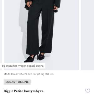 hej jag säljer ett par svarta vida kostymbyxor från bikbok i storlek 34. modellen är petite och passar därför kortare ben ;). jag är 160cm och det fungerar bra!