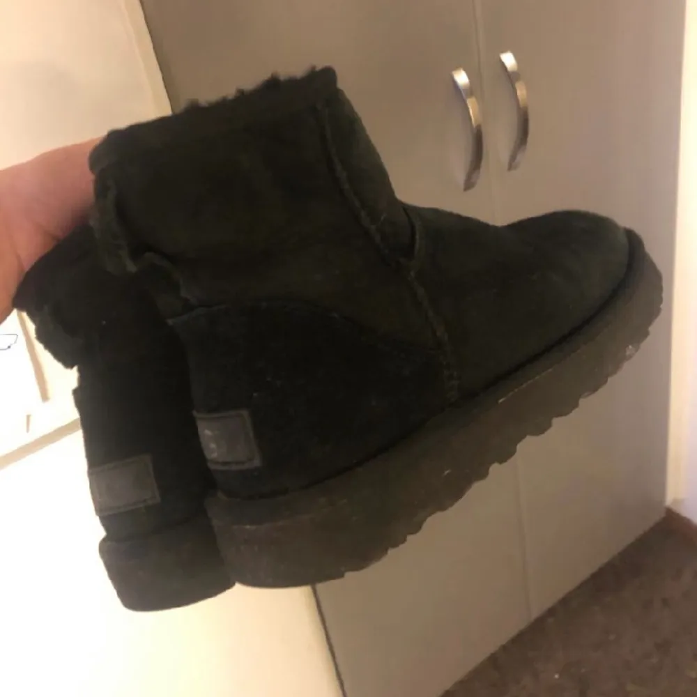 äkta uggs i storlek 38, jag säljer då de är lite små för mig med storlek 39. . Skor.