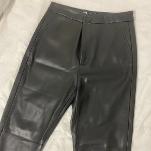 Skinn byxor  - Skinn byxor från Zara i storlek S. Använd ett par gånger, fint skik