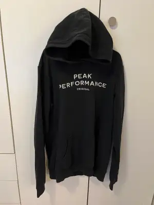Säljer min svarta Peak Performance hoodie då jag aldrig använder den. 9/10 skick och passar både S och Xs. Köpare står för frakt!
