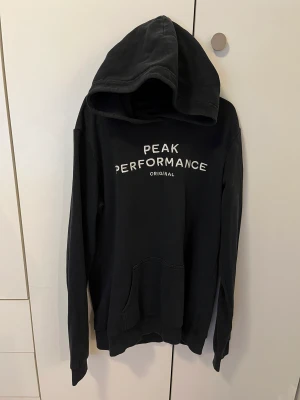 Peak Performance hoodie S - Säljer min svarta Peak Performance hoodie då jag aldrig använder den. 9/10 skick och passar både S och Xs. Köpare står för frakt!