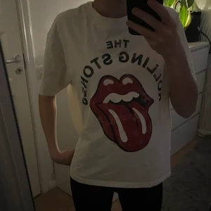 Tröja - T-shirt, säljer pågrund av ingen användning. Köparen står för frakten.