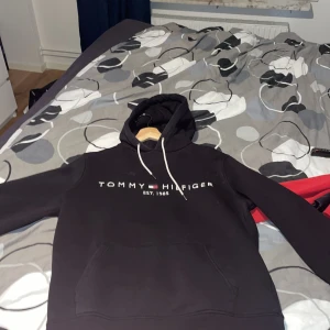 Tommy hilfiger hoodie  - En fin hoodie från Tommy i storlek m använt ett par gånger men ser helt ny ut och har bra stick, köptes för 1000kr från zalando