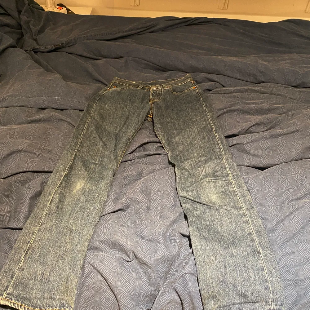 Ett par levi’s jeans 501:or som är mörkblå superbra skick och använda en gång.. Jeans & Byxor.