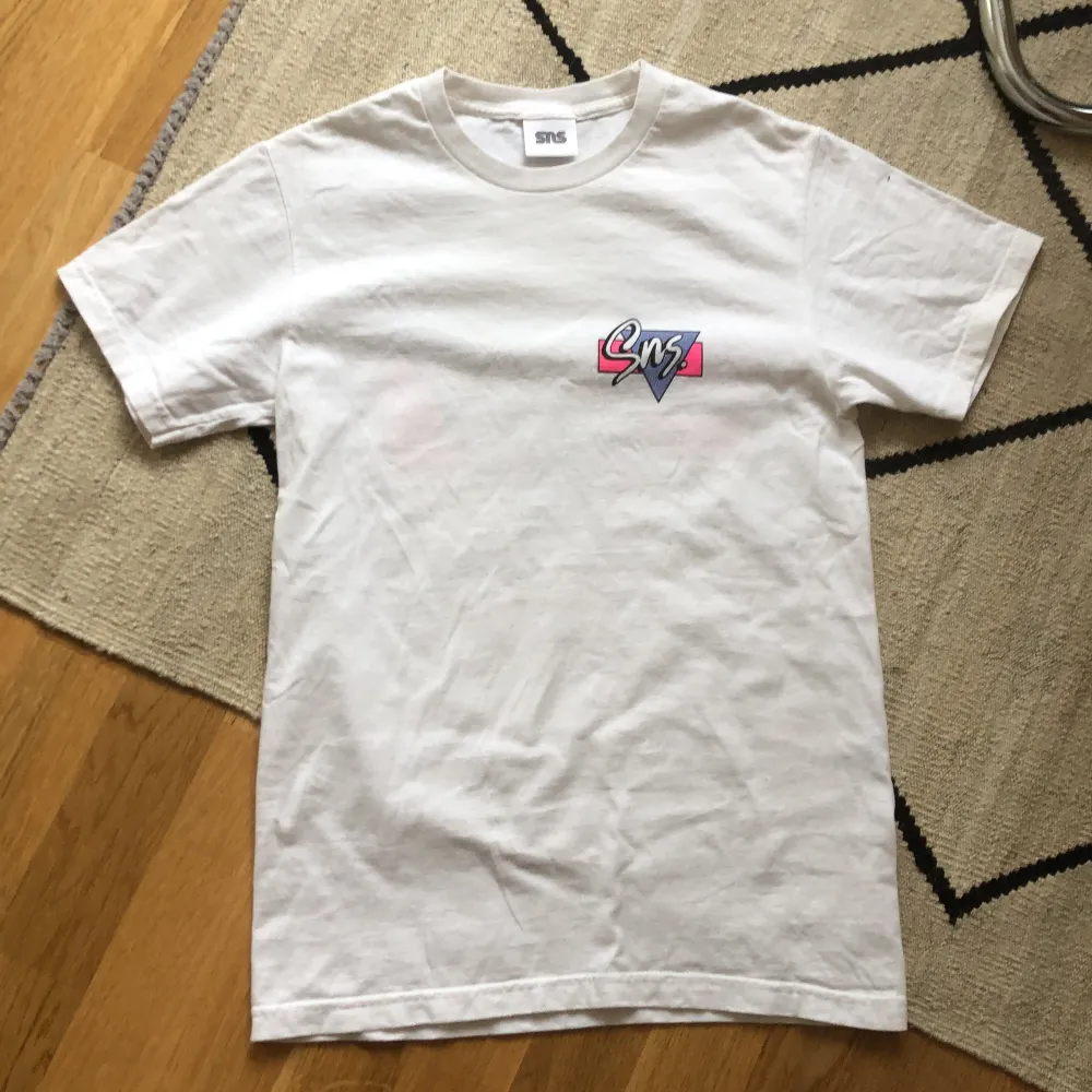 T-Shirt från SNS Knappt använd  Storlek S  . T-shirts.