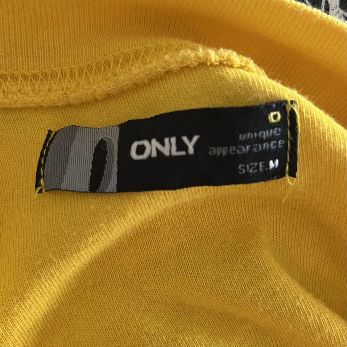 Gul tröja i stl.M topp Only - 91